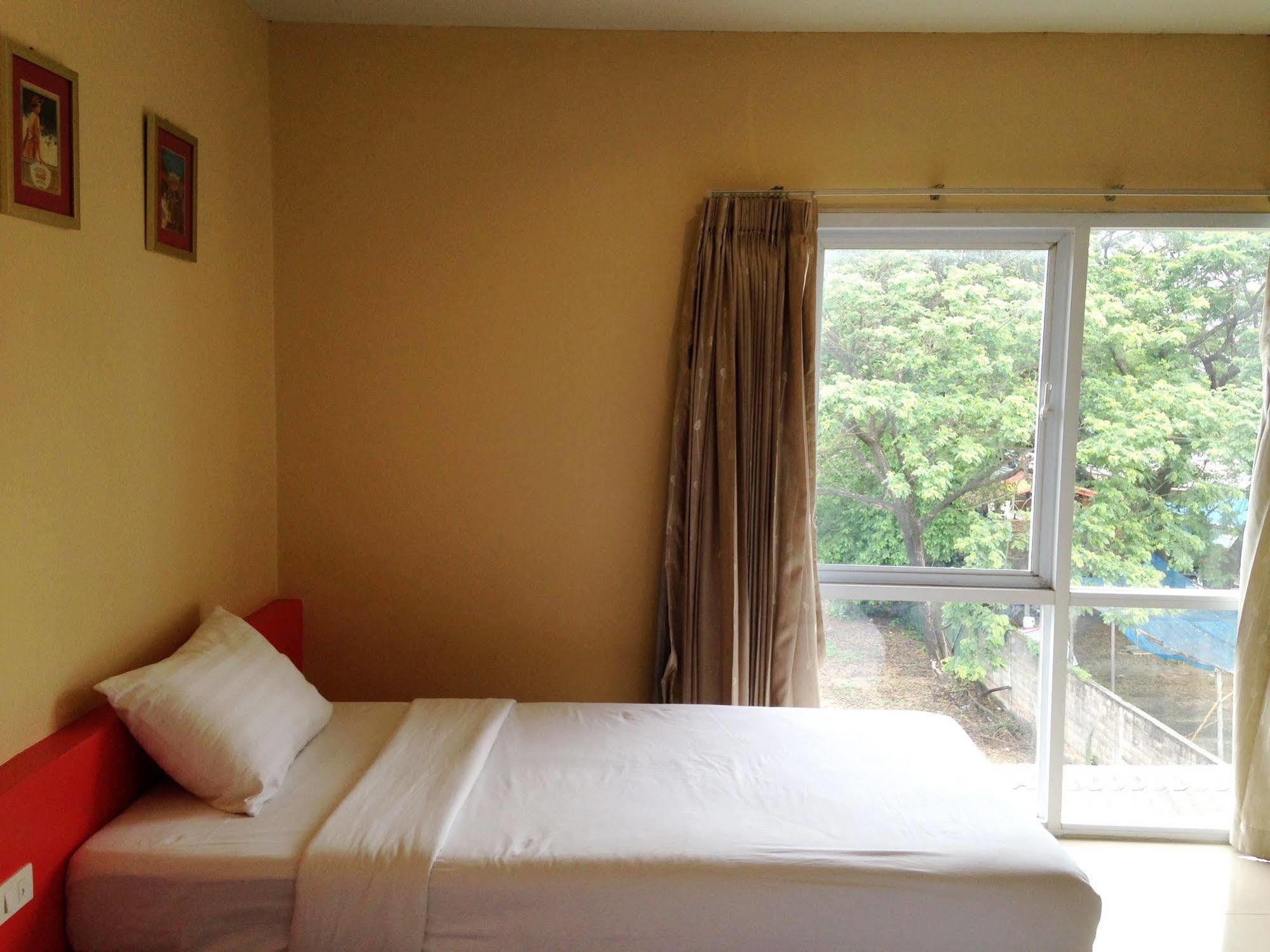 C2 Residence Lampang Bagian luar foto